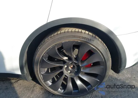 2022 Tesla Model Y Performance Dual Motor All-Wheel Drive z USA, uszkodzony, nr VIN 7SAYGDEF0NF493323